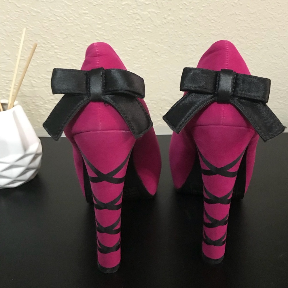 fuchsia peep toe bow heels 👠